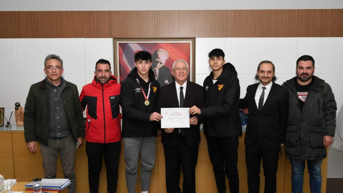 Grup Birincisi olan Futbol Takımımız ile Karabağlar Belediye Başkanı Muhittin Selvitopu'nu ziyaret ettik.